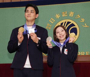 日本記者クラブの会見でメダルを手に記念撮影する木原(左)と三浦(撮影･宮地輝)