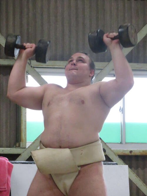 大阪入り後、最初の稽古でダンベルを持ち上げ、上半身を強化する安青錦