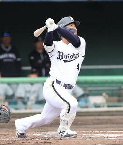 オリックス対ロッテ　6回裏オリックス無死一塁、森は右越えに勝ち越しとなる2点本塁打を放つ(撮影･梅根麻紀)