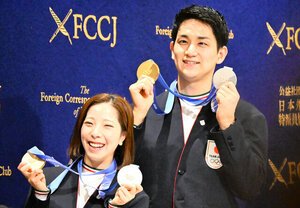 日本外国特派員協会で会見し、笑顔を浮かべるフィギュアスケートペアの三浦璃来(左)と木原龍一