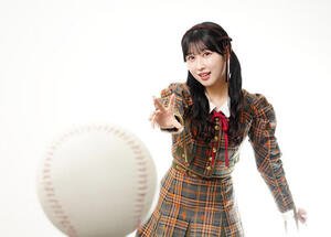 剛速球を投じるポーズを見せる＝LOVEの山本杏奈