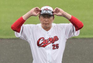 キャンプを打ち上げた新井貴浩監督(撮影･加藤孝規)