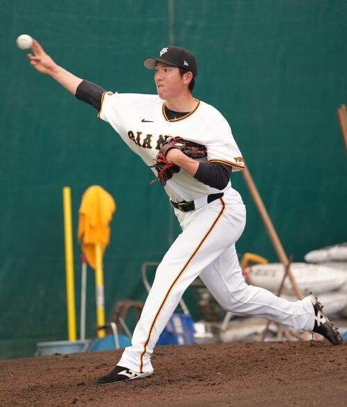 ブルペン投球する巨人戸郷(撮影･足立雅史)