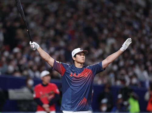 中日対侍ジャパン　試合前練習のフリー打撃で特大本塁打を放ち、両手を広げる大谷(2023年3月撮影)