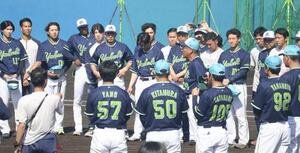 輪の中で話すヤクルト池山監督(撮影･塚本光)