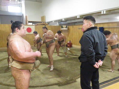 稽古後、若ノ勝(手前左)に体の状態を確認する湊川親方(同右)