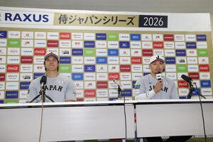 練習を終え会見する大谷(左)と鈴木