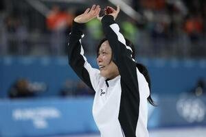 女子1500メートルで6位に終わり、涙ながらにあいさつする高木(撮影･前田充)