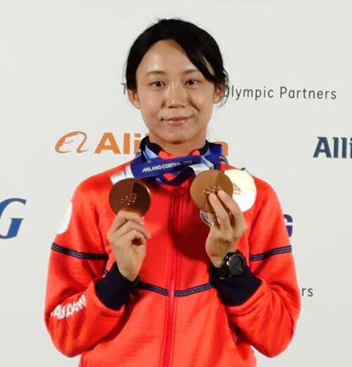 メダリスト会見に出席して、3つの銅メダルを手にするスピードスケート女子の高木(撮影･飯岡大暉)