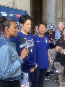 初登板を終えた佐々木は、試合後、取材に応じる