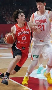 第3クオーター、攻め込む日本代表の西田優大(左)＝日刊スポーツ