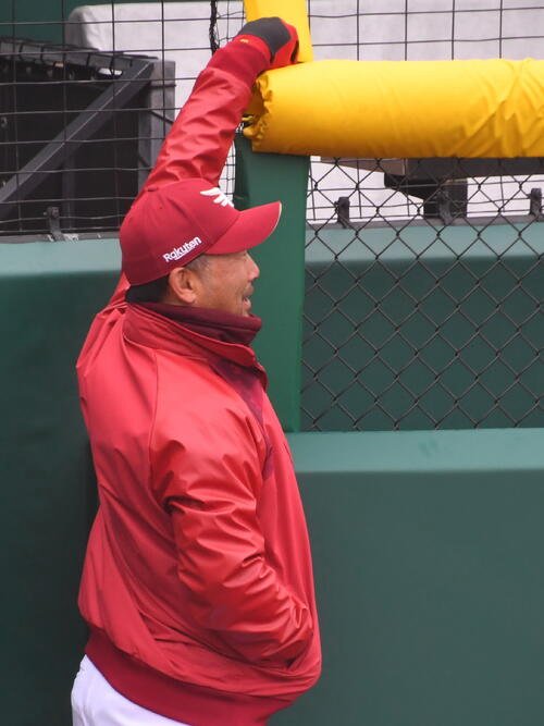 狭くなった楽天モバイル最強パーク宮城の外野フェンスを確認する楽天三木監督