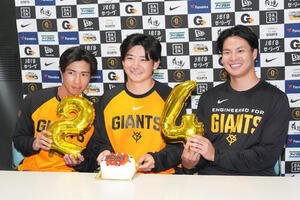 この日誕生日の巨人竹丸(中央)は山城(左)と田和に祝福され笑顔(撮影･足立雅史)