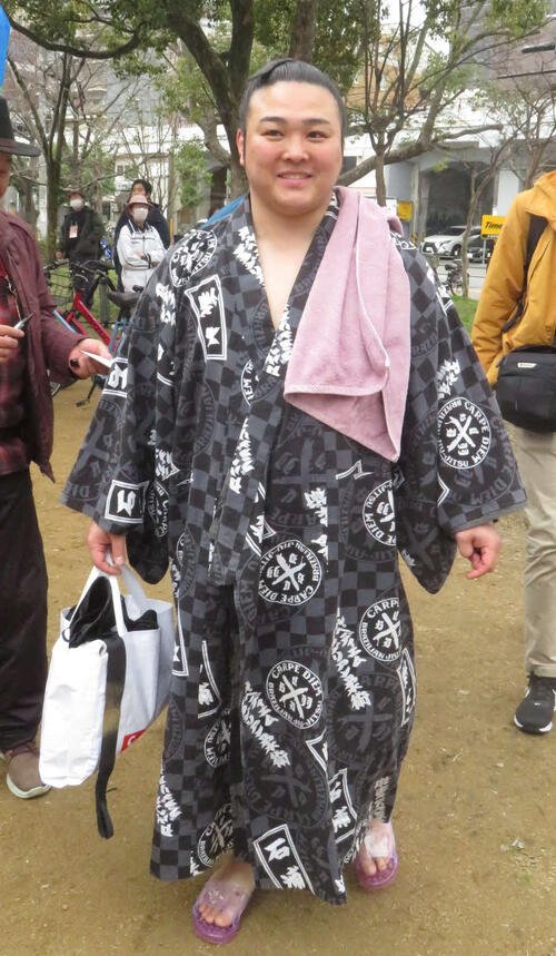 稽古を終え、笑顔で稽古場から宿舎に引き揚げる炎鵬