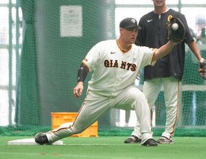 守備練習する巨人リチャード(撮影･足立雅史)