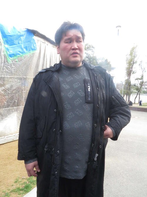 朝稽古の指導前に自らの暴力行為について報道陣に説明する伊勢ケ浜親方