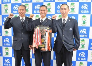 三重高校選手ら、｢一戦必勝｣　選抜前に地元の松阪市役所訪問