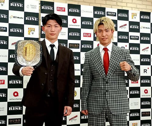 ついに激突する安本晴翔(左)と寺田匠