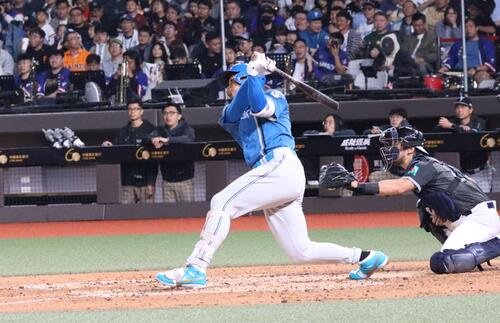 5回1死一塁、中越え2ランを放ち日本ハム万波(撮影･永野高輔)