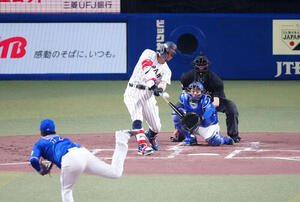 日本対中日　1回裏日本1死一、二塁、先制の3点本塁打を放つ佐藤。投手柳(撮影･垰建太)