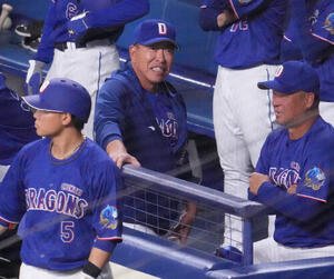 日本対中日　9回表中日2死一、二塁、井上監督(中央)はグラウンドを見つめる(撮影･森本幸一)