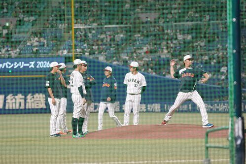 日本対中日　マウンドの感触を確かめる伊藤(右端)ら投手陣(撮影･井上学)