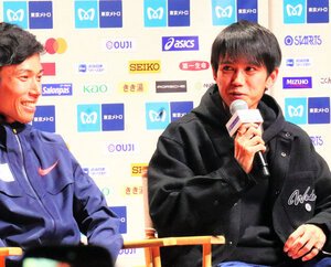 東京マラソンに向けて抱負を語る大迫傑(右)と鈴木健吾