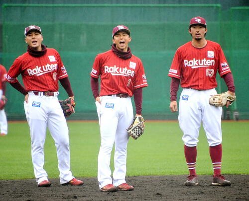 練習中に声を張り上げる楽天宗山(中央)。左は村林、右は入江