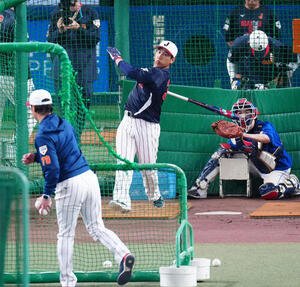 日本対中日　試合前、フリー打撃を行う吉田(撮影･垰建太)