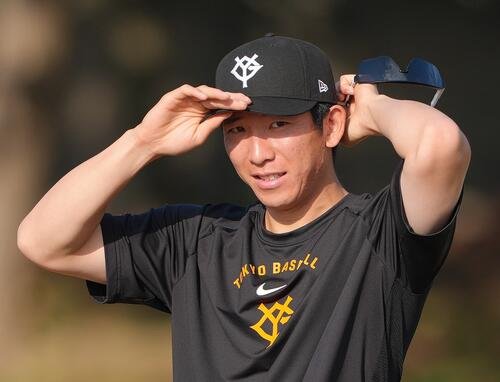 練習中、笑顔を見せる巨人戸郷(撮影･足立雅史)