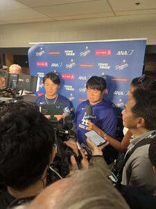 登板を終えた山本は、日米報道陣に対応
