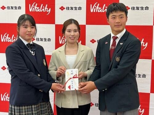 寄付金贈呈を行った西村優菜(中央)、左は関西ゴルフ連盟の佐藤心裕、右は山田龍之介