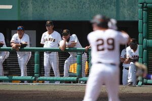 練習試合　巨人対サムスン　戦況を見つめる巨人阿部監督(撮影･足立雅史)