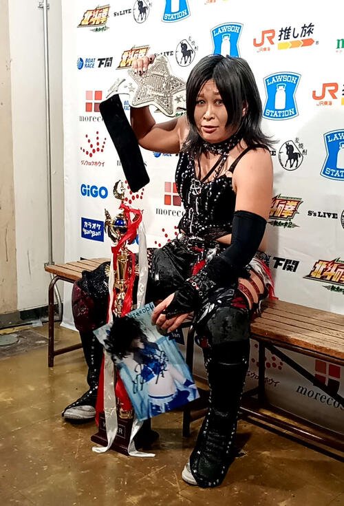 妃南の顔拓を手に日めくりカレンダーを製作すると宣言した小波