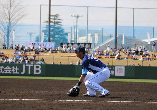 ロッテ－西武　一塁でスタメン出場した西武山村(撮影･金子真仁)