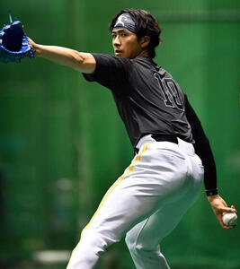 キャッチボールを行うソフトバンク上沢(撮影･岩下翔太)