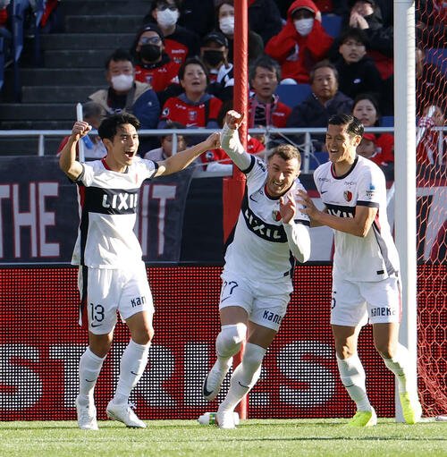 浦和対鹿島　後半、決勝ゴールを決めた鹿島チャブリッチ(中央)は駆けだす(撮影･山本朝陽)