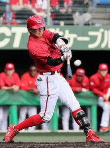 楽天対広島　9回表広島無死、平川は中越え本塁打を放つ(撮影･加藤孝規)