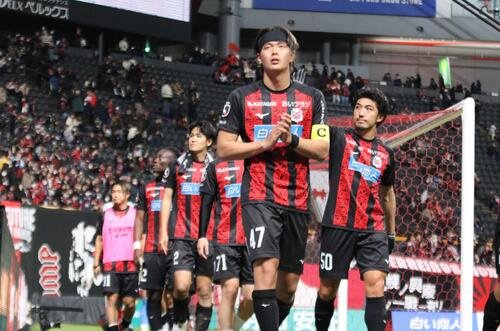 札幌対岐阜　ホーム開幕戦に敗れ、引き揚げる札幌の選手ら。手前は西野(撮影･保坂果那)