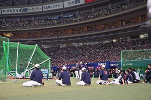 中日対日本　試合前練習でチームメートに見守られフリー打撃する大谷(撮影･滝沢徹郎)