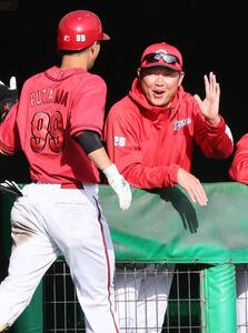 楽天対広島　9回表広島1死二塁、左越え2点本塁打を放った二俣を笑顔で迎える新井監督(撮影･加藤孝規)