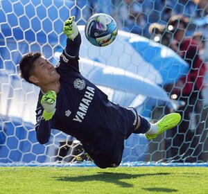磐田対福島　延長PK、福島1人目のキッカー樋口のシュートを止める磐田GK川島(撮影･たえ見朱実)