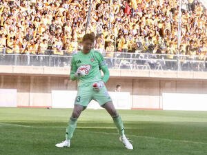 仙台対八戸　PK戦、6人目をセーブし喜ぶGK林(撮影･高橋香奈)