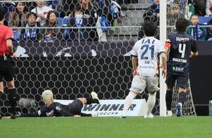 G大阪対清水　後半、G大阪三浦弦太(左)は無人のゴールに向かうボールをクリアする(撮影･宮崎幸一)