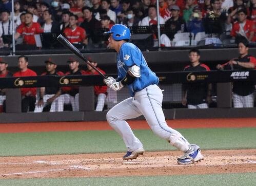 2回先頭で中前打を放つ日本ハム吉田(撮影･永野高輔)