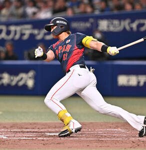 中日対日本　5回表日本1死満塁、山本は2点適時打を放つ(撮影･滝沢徹郎)