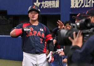 中日対日本　1回表日本2死、先制ソロ本塁打を放った牧(左)はポーズを決める(撮影･滝沢徹郎)