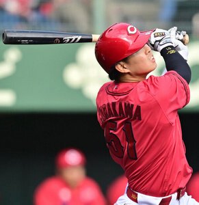 9回、同点ソロを放つ広島の平川