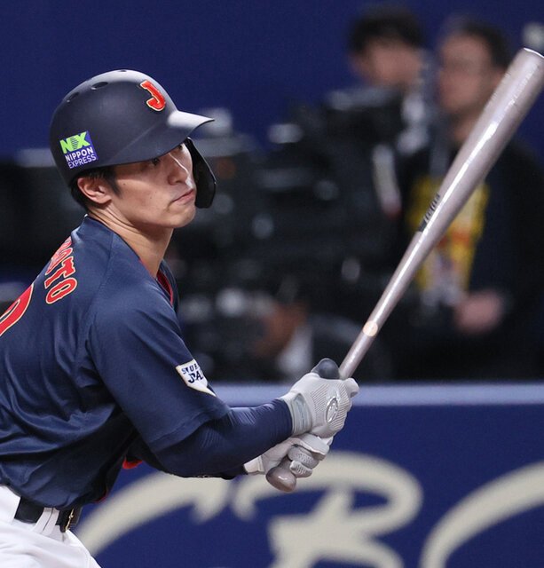 五回表日本1死一、二塁、同点の適時打を放つ坂本＝小玉重隆撮影