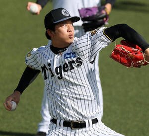 練習でキャッチボールする阪神才木(撮影･加藤哉)
